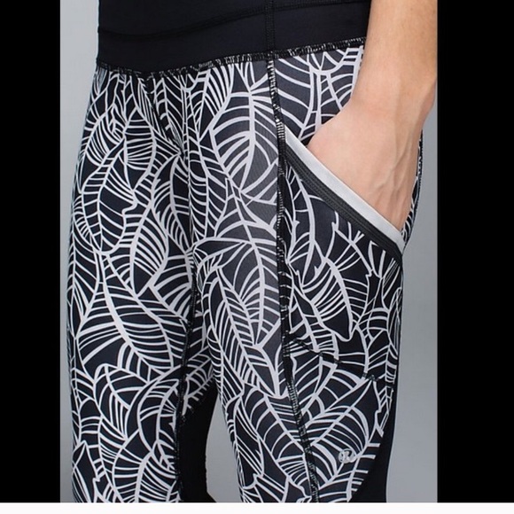Run A Marathon Crop II in Palm Print w/ Mesh Back - Picture 2 of 8